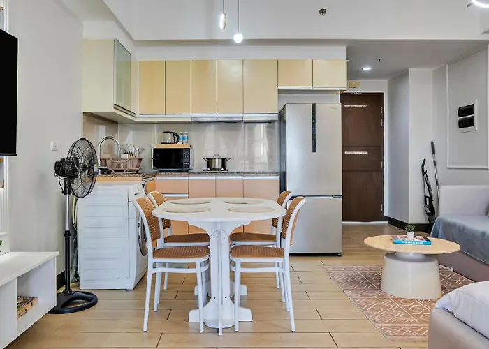 Cozy Venice Grand Canal View | Netflix | Wifi Apartment Manila